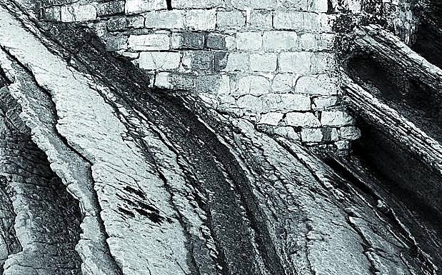 Imagen principal - Cristina Iglesias ha elegido este muro de La Concha, Maialen Lujanbio la escalera del Cementerio de Los Ingleses y Ander Izagirre el edificio más alto de Donostia.