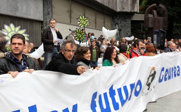 Imagen principal - Última concentración de Gesto por la Paz en la Plaza Circular de Bilbao, el 1 de junio de 2013, el día de su despedida definitiva. Concentración en la plaza Circular de Bilbao el 27 de noviembre de 1985, y cadena humana que unió la Paloma de la Paz de Néstor Basterretxea, en Gros, con el Peine del Viento. 