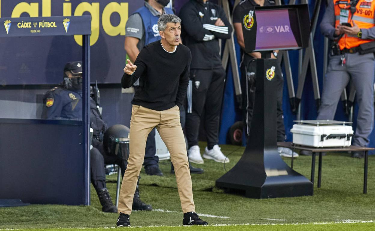 Imanol Alguacil dando instrucciones desde la banda. 