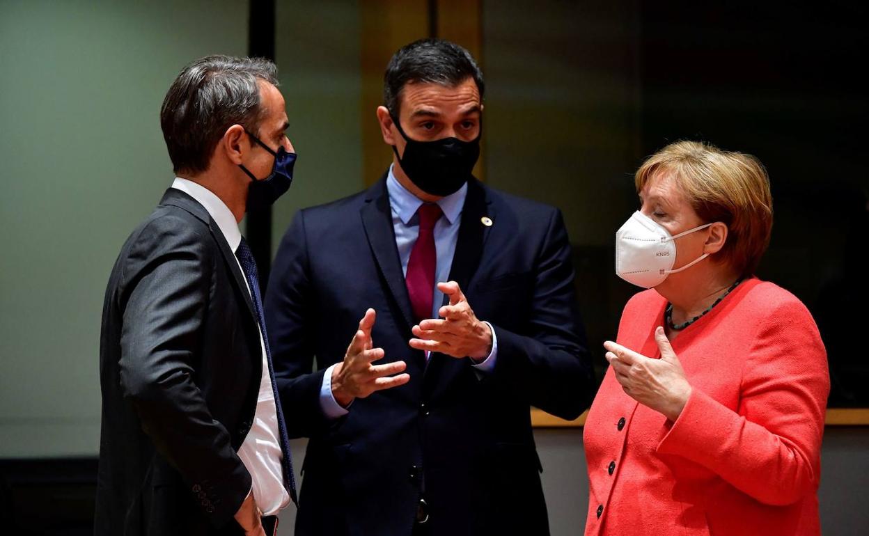 El presidente del Gobierno, Pedro Sánchez, junto a la canciller alemana, Angela Merkel. 