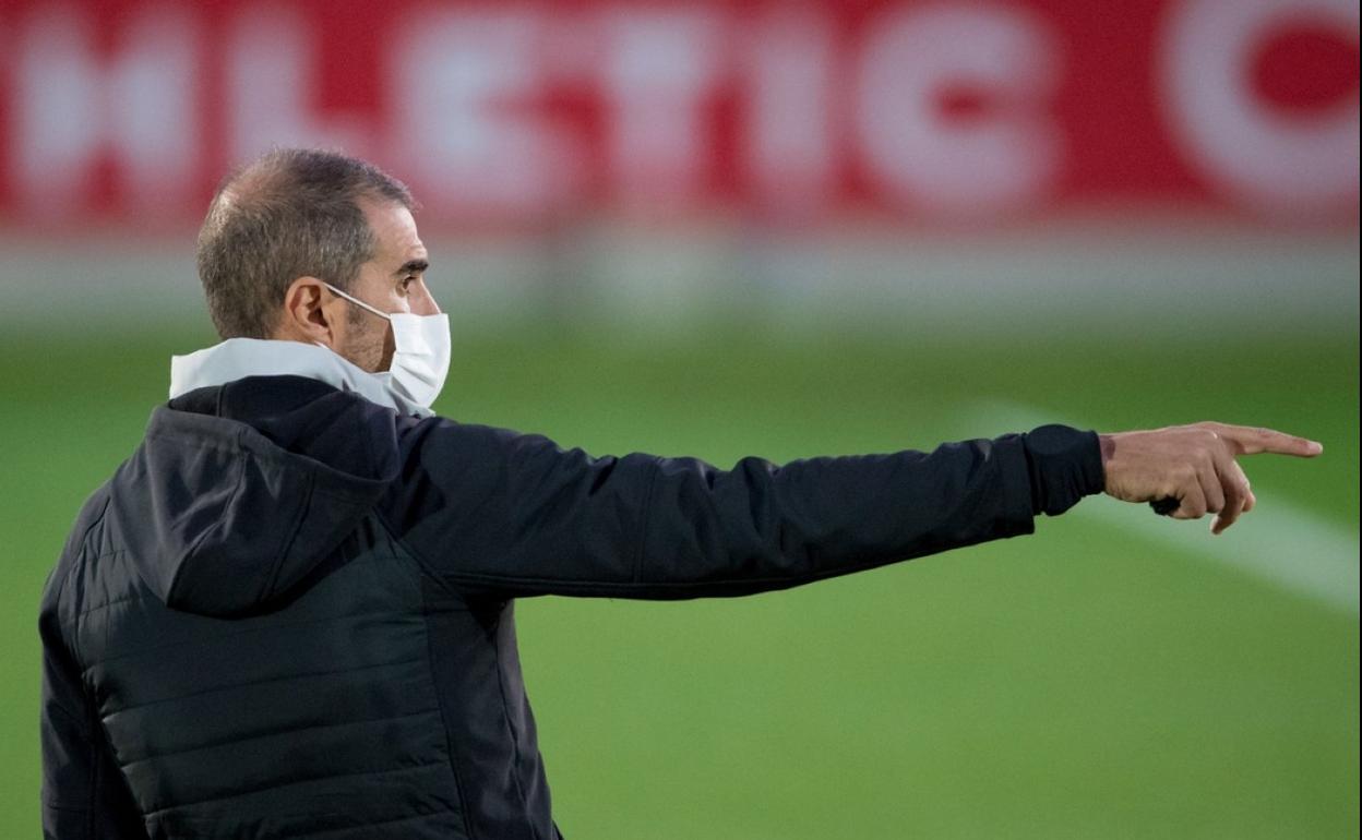 Gaizka Garitano da indicaciones ayer en Lezama en el último entrenamiento previo al partido de hoy. 