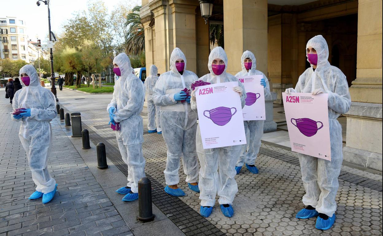 Alumnos del Colegio Usandizaga han desplegado su campaña, PRESENTAN LA CAMPAÑA VIOLENCIA MACHISTA Y REPARTO DE MASCARILLAS.
