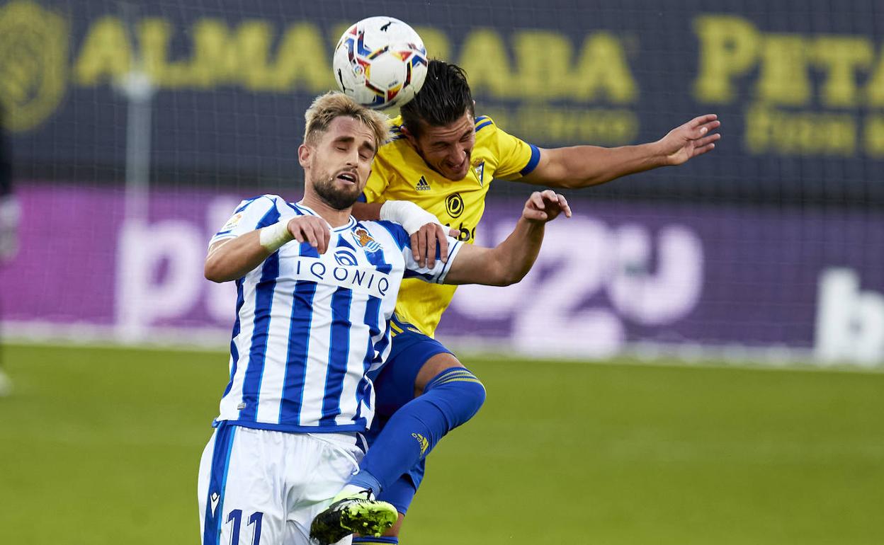 Januzaj destacó por su clase, pero también luchó y trabajó, como demuestra en esta pugna por un balón aéreo. 