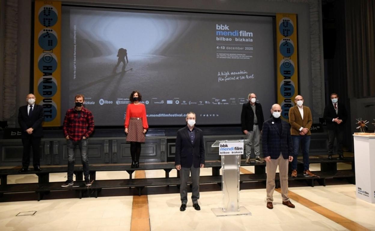 Patrocinadores y representantes del Mendi, ayer en Bilbao. 
