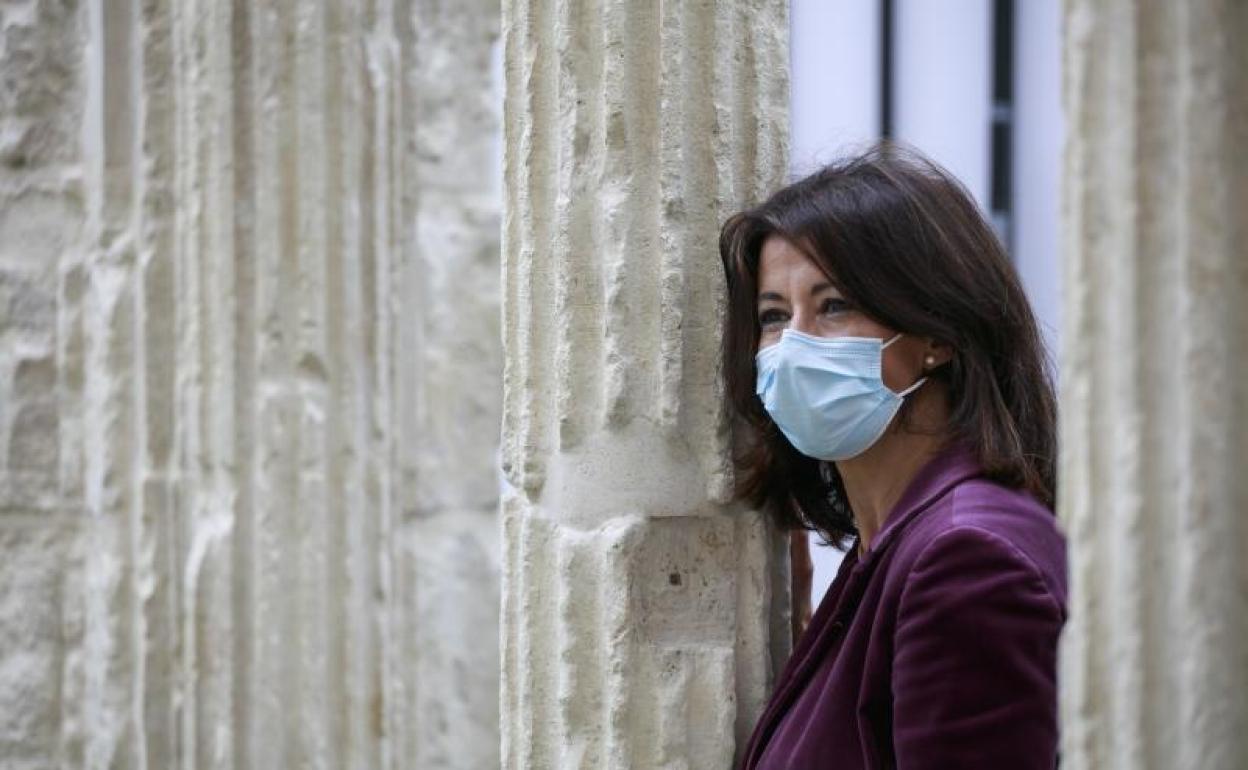 Laura Garrido, secretaria general del PP vasco y parlamentaria, en el exterior de la Cámara vasca. 