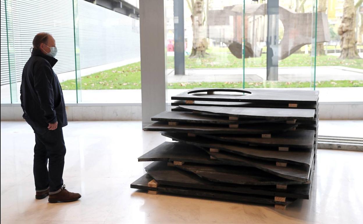 El escultor Ibon Aranberri, junto a la obra «Zulo beltzen geometria 