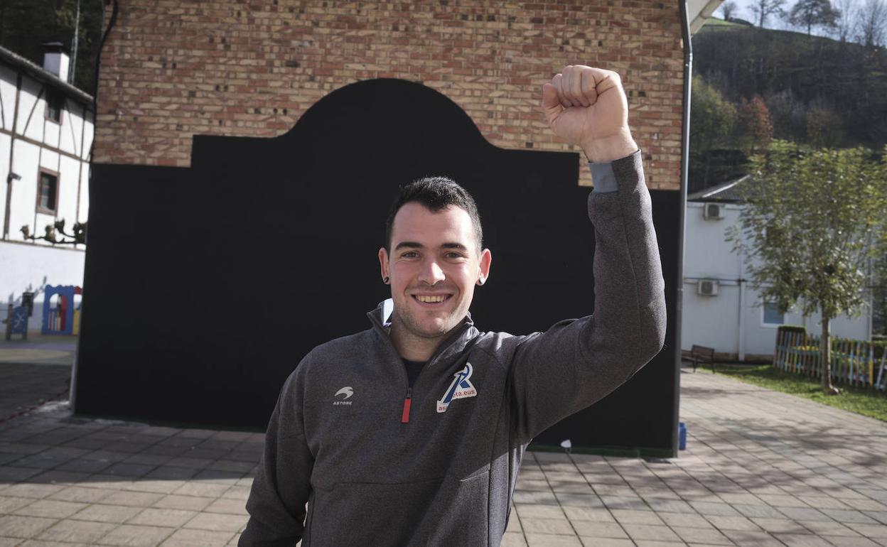 Erik Jaka, ayer frente al ayuntamiento de Lizartza, su pueblo.