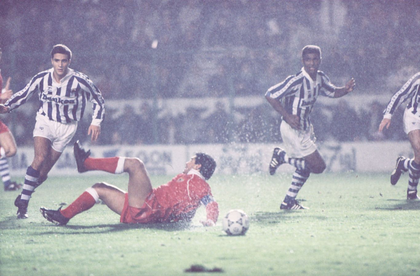 Maradona hace una entrada a Pikabea ante la mirada de Oceano.