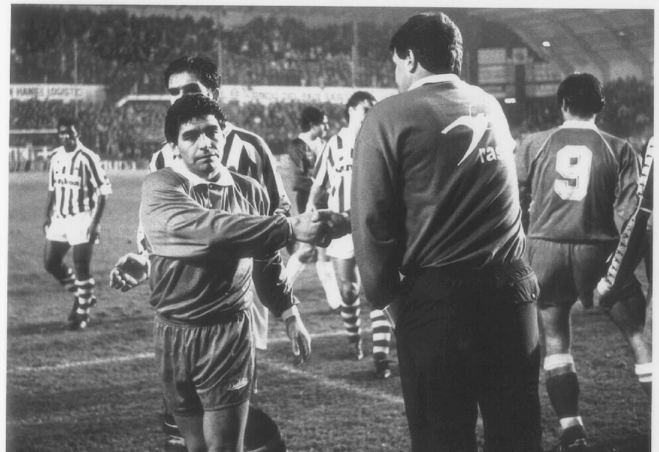 Maradona saluda a Toshack.