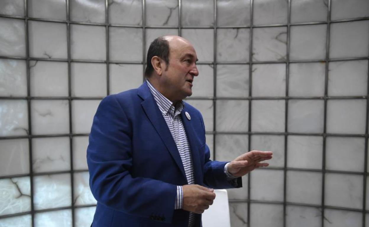 Andoni Ortuzar, en su despacho de Sabin Etxea.