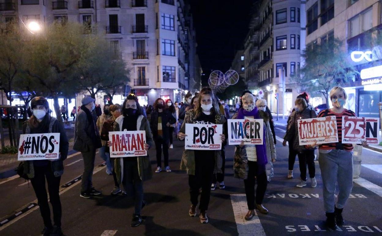 La manifestación en Donostia guardó las distancias y se organizaron filas.