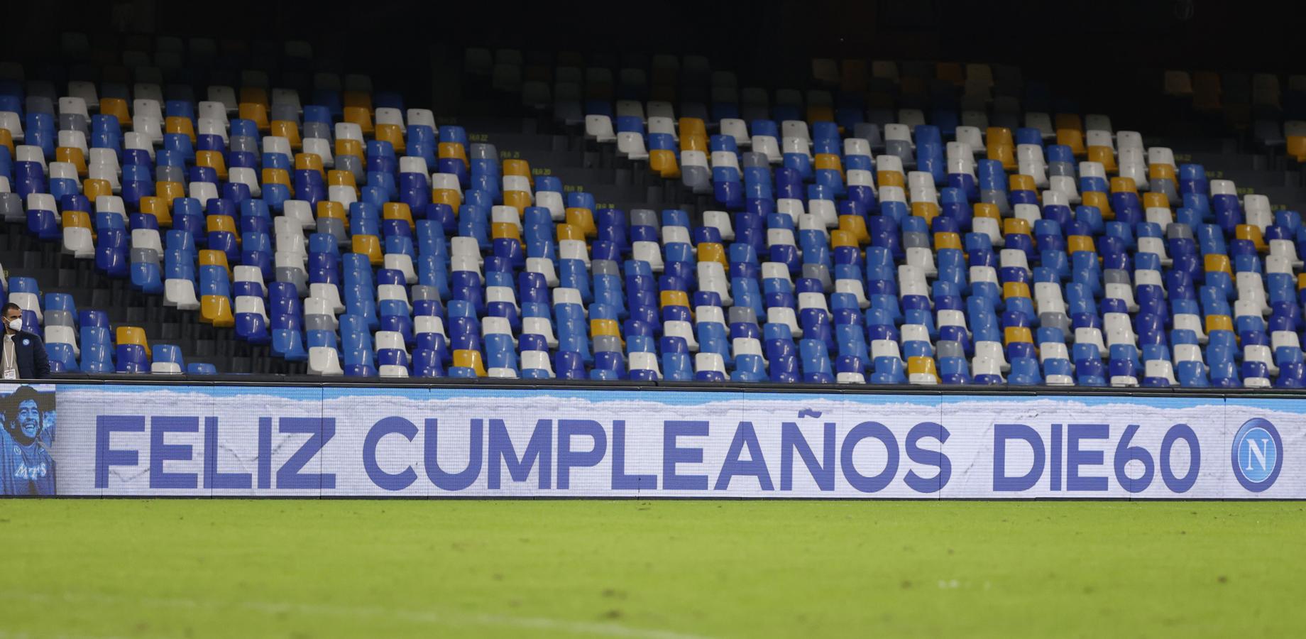 Felicitación en el estadio San Paolo de Nápoles, con motivo de su 60 cumpleaños, el último en vida.