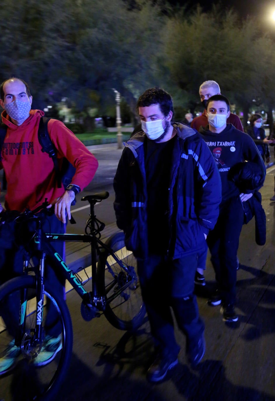 Decenas de personas han participado este miércoles por la tarde en San Sebastián en una manifestación en en rechazo a la violencia que se ejerce contra las mujeres.