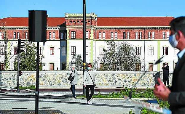 Tres alcaldes, tres siglas y mismo consenso sobre los cuarteles de Loiola