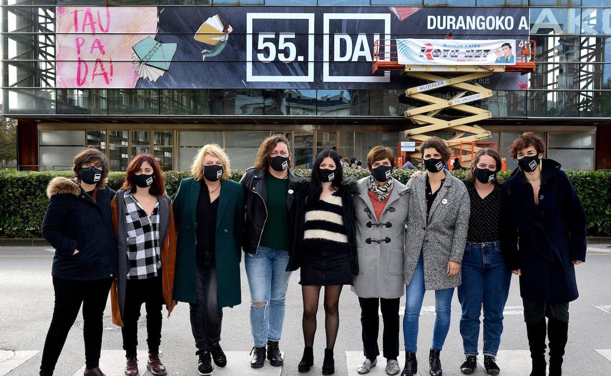 Representantes de todos los espacios, delante de Landako Gunea.