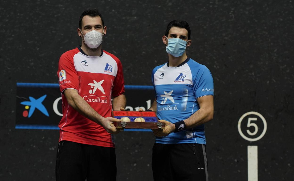 Erik Jaka y Jokin Altuna, en la elección de material de este jueves en el Bizkaia de Bilbao. 