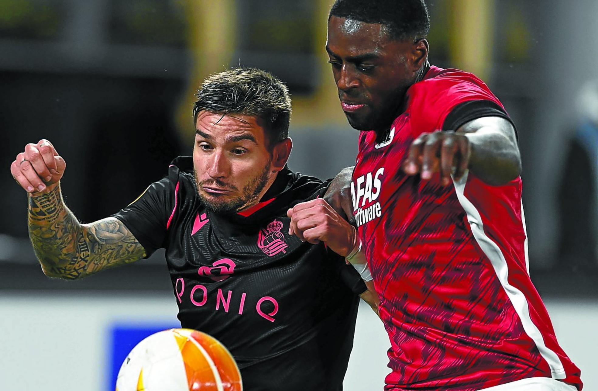 Cristian Portu pugna por un balóncon el jugador del AZ AlkmaarMartins durante el partido de ayer. 