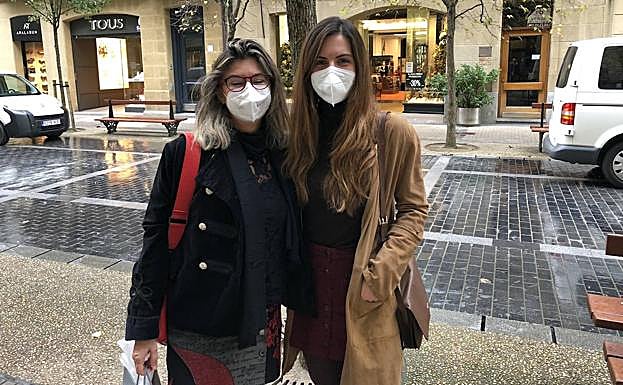 María José Bardají y María del Valle, en el centro de Donostia.