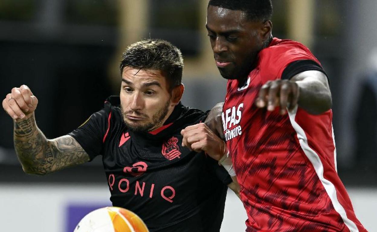 Cristian Portu pugna por un balón con el jugador del AZ Alkmaar Martins durante el partido de ayer.