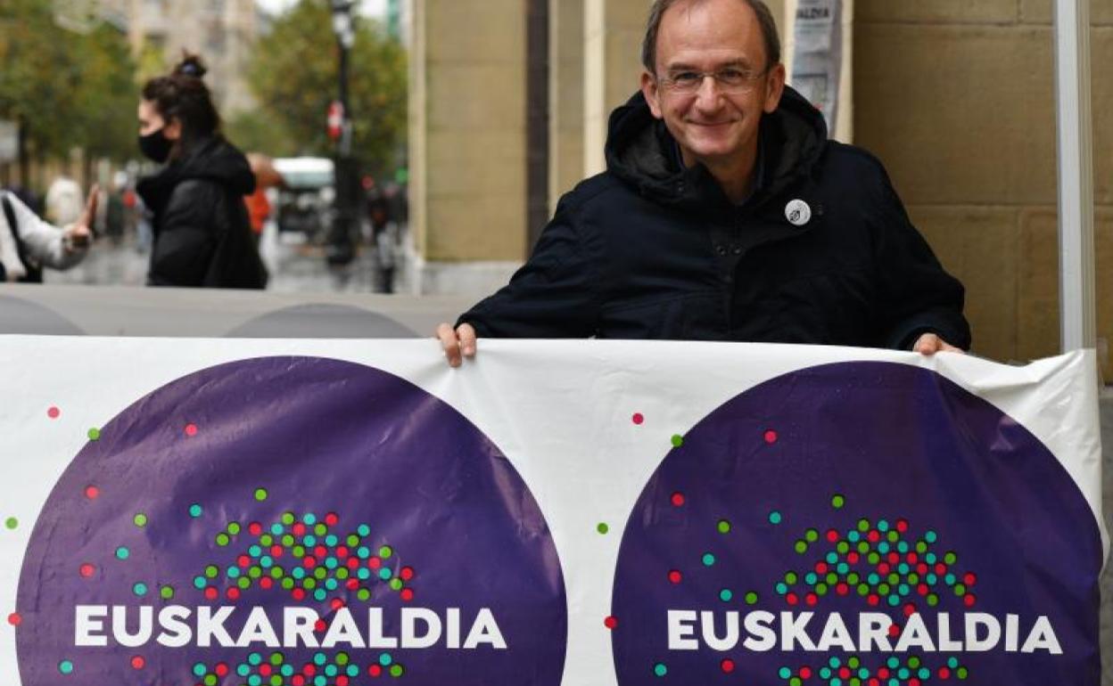 Kike Amonarriz, Euskaraldiaren hasieraren bezperan Donostian egin zen ekitaldian. 