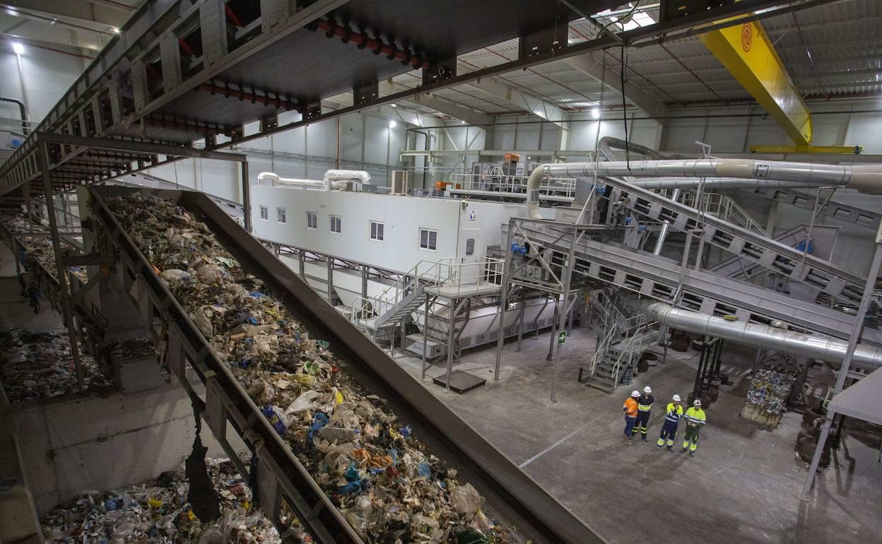 Planta de tratamiento de los residuos dentro 