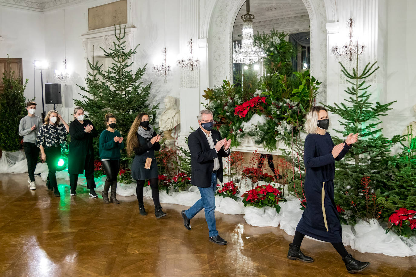 Los modelos presentaron las propuestas 'green' a lo largo de los salones del Palacio de Miramar rodeadas de motivos invernales que transportaron al espectador a un mundo en el que se hace necesario reducir la velocidad y considerar otras alternativas beneficiosas no solo para los negocios, sino también para nuestro entorno. AEG Ikastetxea, Laza Clothing, Fanny Alonso, Akukuna, Maider Alzaga, Luhei, Ane San José, Ekomodo, Kantauri, Amarenak, Leire Santillan, Las Cosas de Valen, Inge Zubeldia y Emaús en colaboración con Dantzaz fueron las empresas participantes en esta quinta edición