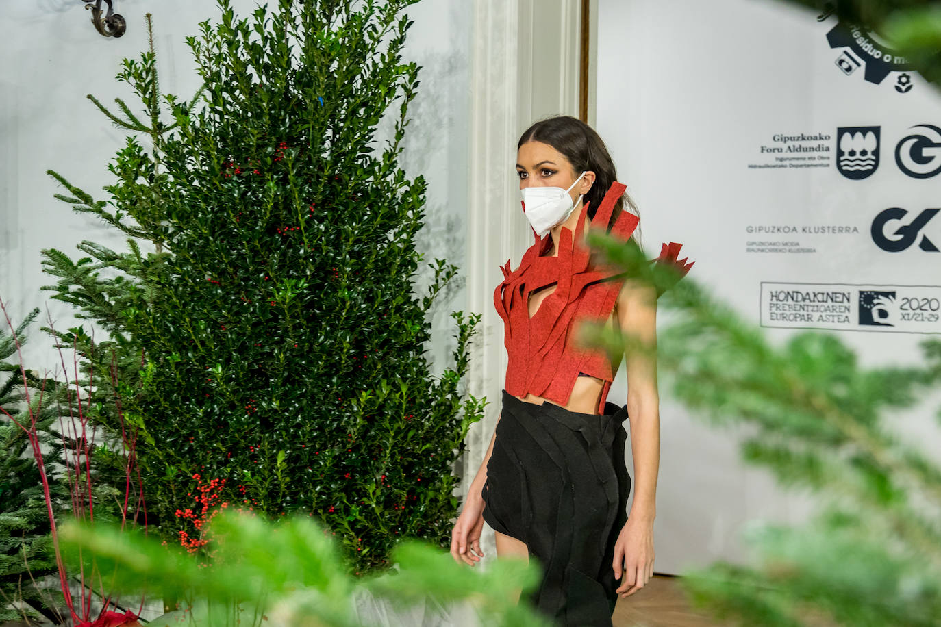 El Palacio Miramar de Donostia acogió ayer a quinta edición del desfile de moda sostenible firmado por 14 diseñadores de GK Green Fashion