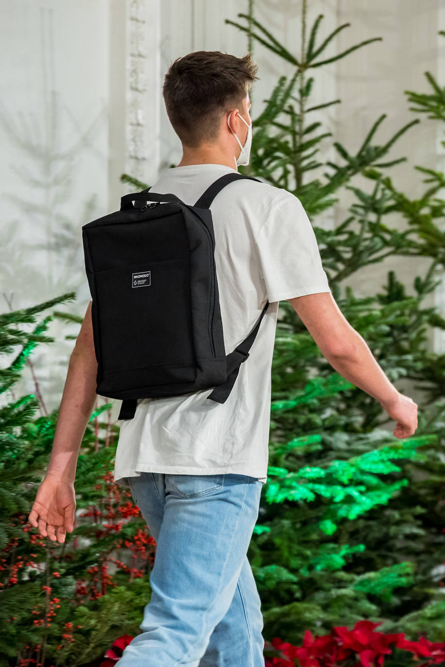 Akukuna presentó un formato de colección innovador basado en el 'do it yourself y Ekomodo, por su parte, unas creaciones basadas en la optimización en la gestión de los residuos. Maider Alzaga y su búsqueda de la comodidad, la marca sostenible Luhei, y las líneas puras de Ane San José demostraron que se puede rebosar estilo a la vez que cuidar del planeta