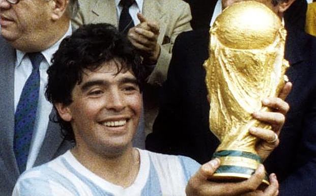 Diego Armando Maradona levanta la Copa del Mundo.