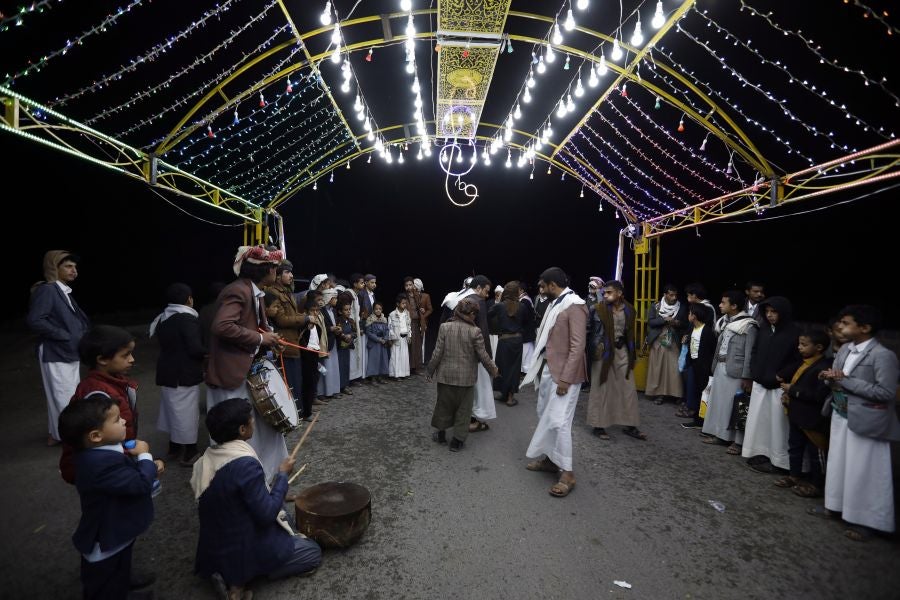 Los yemeníes bailan durante una ceremonia de boda tradicional en Sana'a. Según las estrictas tradiciones musulmanas , hombres y mujeres tienen su propia celebración por separado. 
