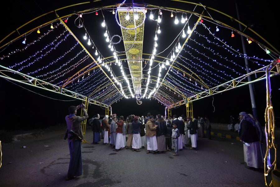Los yemeníes bailan durante una ceremonia de boda tradicional en Sana'a. Según las estrictas tradiciones musulmanas , hombres y mujeres tienen su propia celebración por separado. 