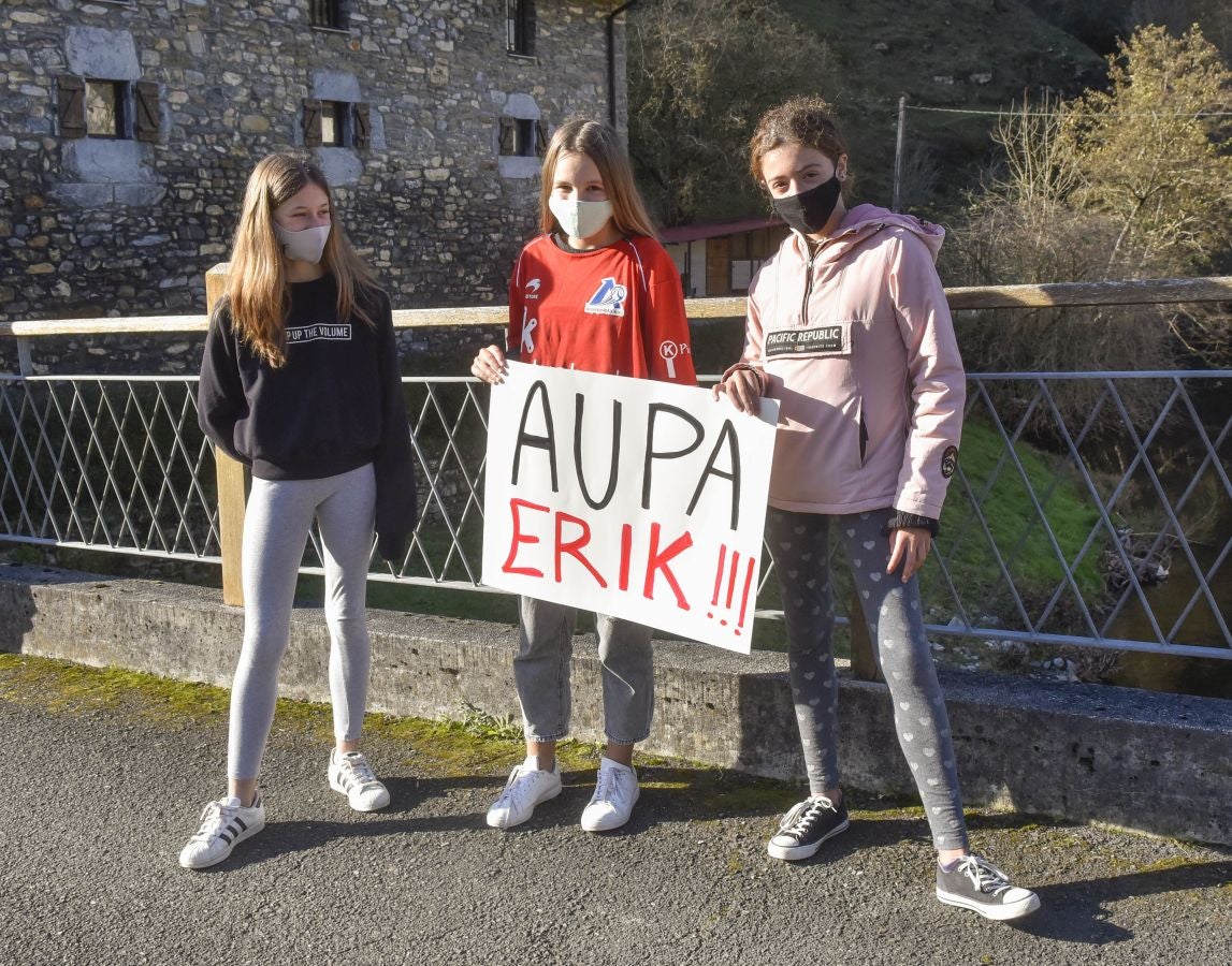 Lizartza se ha volcado con su vecino Erik Jaka, que este domingo se caló la preciada txapela del campeonato Manomanista. Desde primera hora del día amigos y allegados despidieron al pelotari cuando se dirigía a disputar la final con pancartas de ánimo. Por la tarde siguieron la final en el polideportivo.