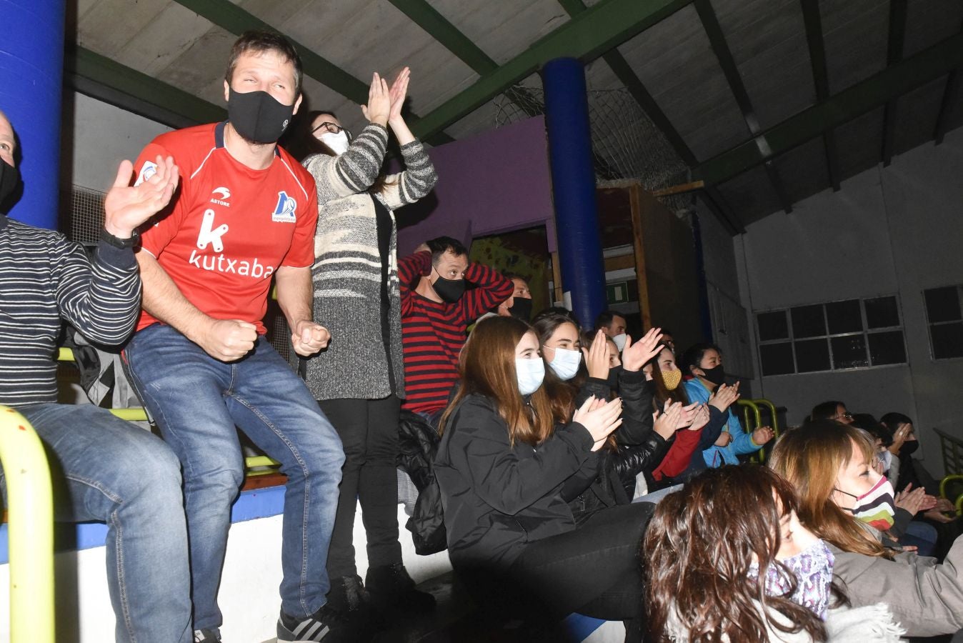 Lizartza se ha volcado con su vecino Erik Jaka, que este domingo se caló la preciada txapela del campeonato Manomanista. Desde primera hora del día amigos y allegados despidieron al pelotari cuando se dirigía a disputar la final con pancartas de ánimo. Por la tarde siguieron la final en el polideportivo.