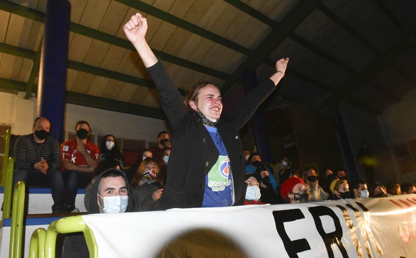 Lizartza se ha volcado con su vecino Erik Jaka, que este domingo se caló la preciada txapela del campeonato Manomanista. Desde primera hora del día amigos y allegados despidieron al pelotari cuando se dirigía a disputar la final con pancartas de ánimo. Por la tarde siguieron la final en el polideportivo.