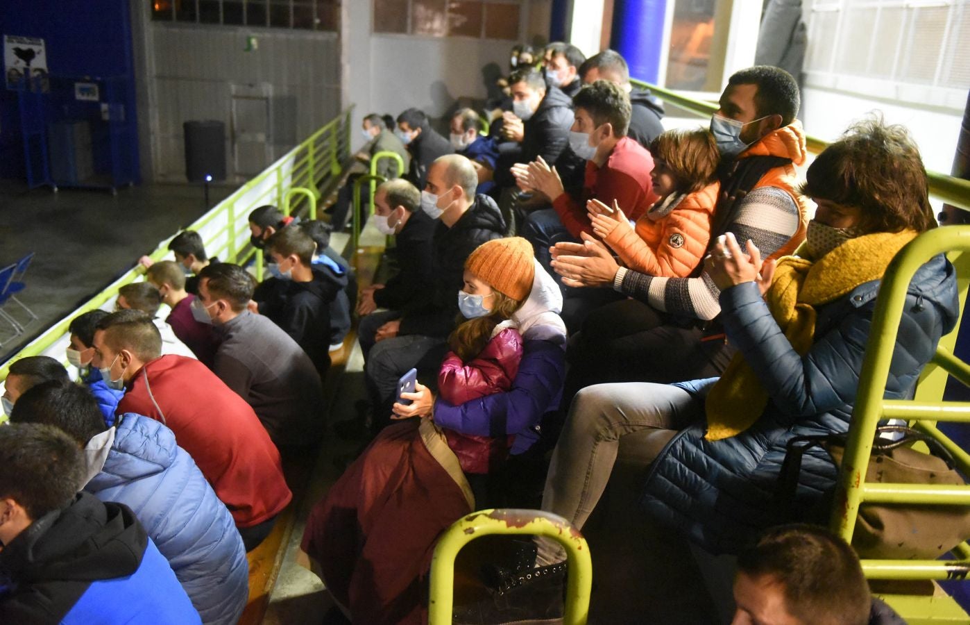 Lizartza se ha volcado con su vecino Erik Jaka, que este domingo se caló la preciada txapela del campeonato Manomanista. Desde primera hora del día amigos y allegados despidieron al pelotari cuando se dirigía a disputar la final con pancartas de ánimo. Por la tarde siguieron la final en el polideportivo.