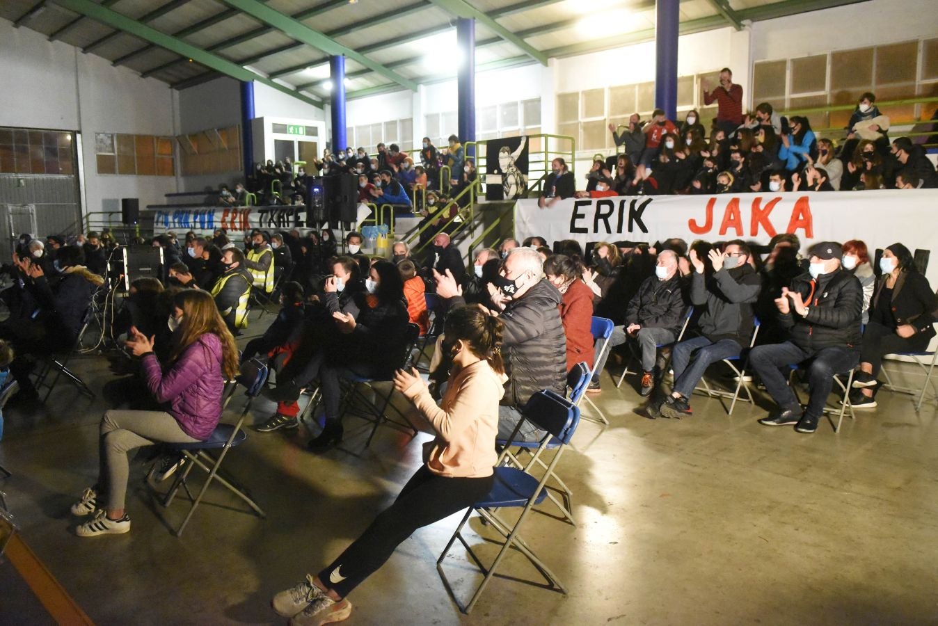 Lizartza se ha volcado con su vecino Erik Jaka, que este domingo se caló la preciada txapela del campeonato Manomanista. Desde primera hora del día amigos y allegados despidieron al pelotari cuando se dirigía a disputar la final con pancartas de ánimo. Por la tarde siguieron la final en el polideportivo.