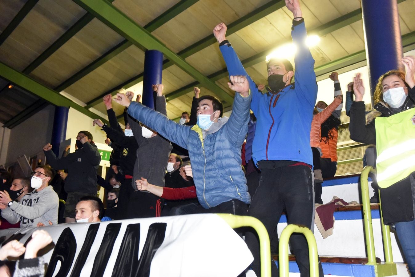 Lizartza se ha volcado con su vecino Erik Jaka, que este domingo se caló la preciada txapela del campeonato Manomanista. Desde primera hora del día amigos y allegados despidieron al pelotari cuando se dirigía a disputar la final con pancartas de ánimo. Por la tarde siguieron la final en el polideportivo.