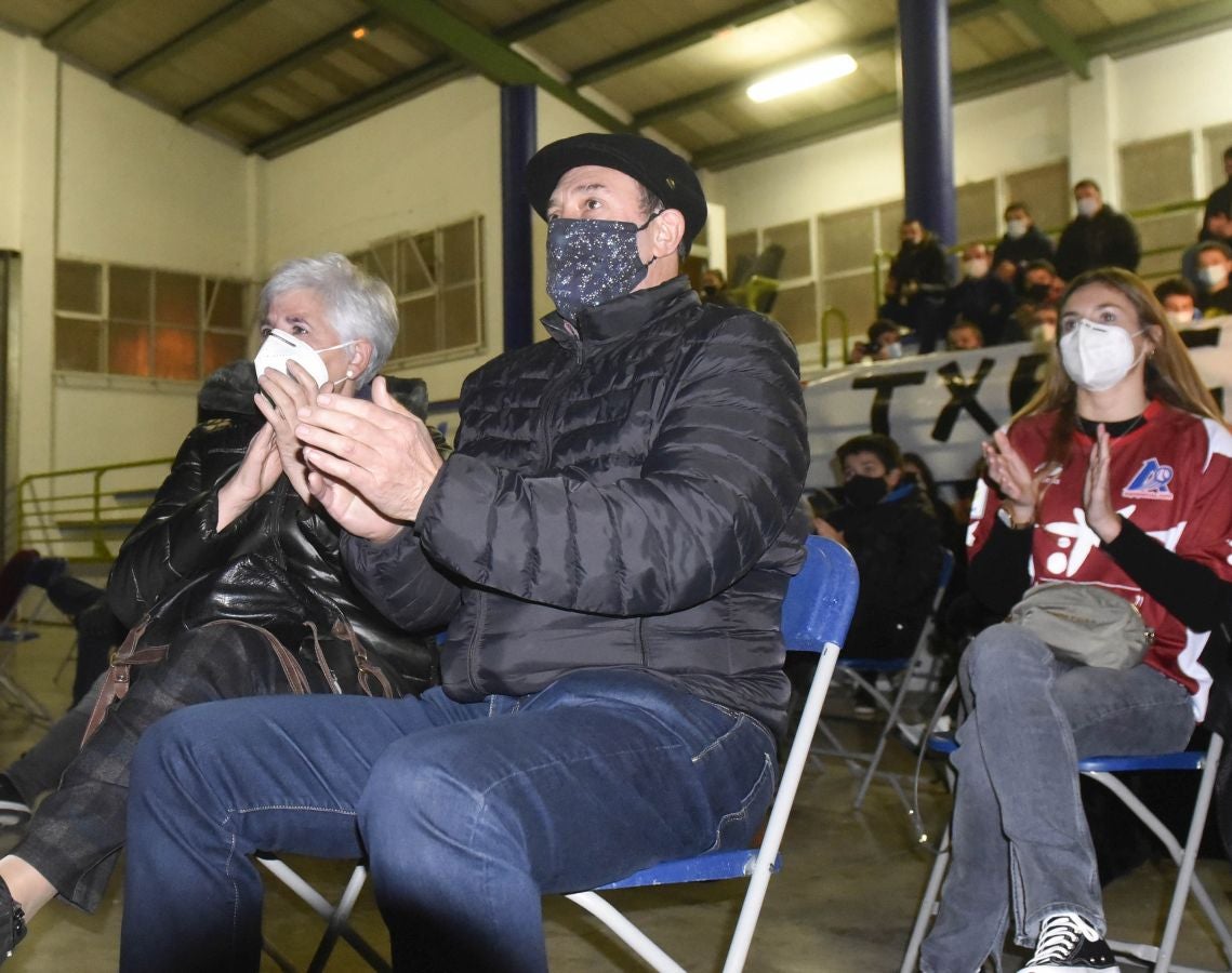 Lizartza se ha volcado con su vecino Erik Jaka, que este domingo se caló la preciada txapela del campeonato Manomanista. Desde primera hora del día amigos y allegados despidieron al pelotari cuando se dirigía a disputar la final con pancartas de ánimo. Por la tarde siguieron la final en el polideportivo.