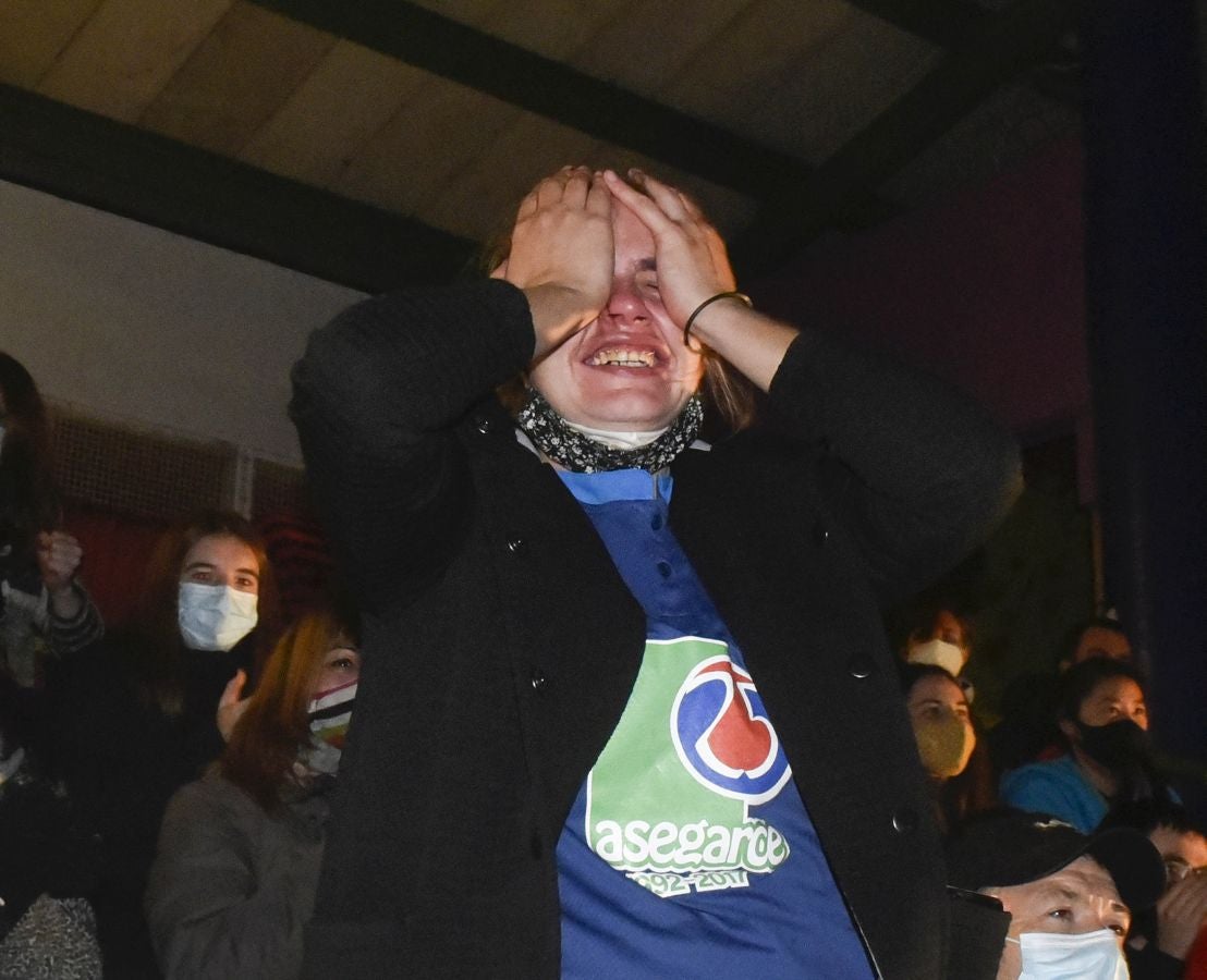 Lizartza se ha volcado con su vecino Erik Jaka, que este domingo se caló la preciada txapela del campeonato Manomanista. Desde primera hora del día amigos y allegados despidieron al pelotari cuando se dirigía a disputar la final con pancartas de ánimo. Por la tarde siguieron la final en el polideportivo.