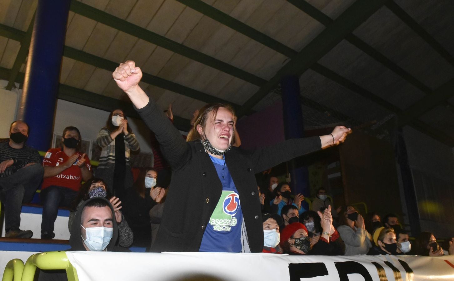 Lizartza se ha volcado con su vecino Erik Jaka, que este domingo se caló la preciada txapela del campeonato Manomanista. Desde primera hora del día amigos y allegados despidieron al pelotari cuando se dirigía a disputar la final con pancartas de ánimo. Por la tarde siguieron la final en el polideportivo.