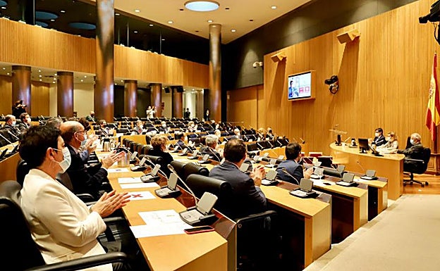 Mertxe Aizpurua (EH Bildu) aplaude en primer término durante el homenaje a Lluch en el Congreso.