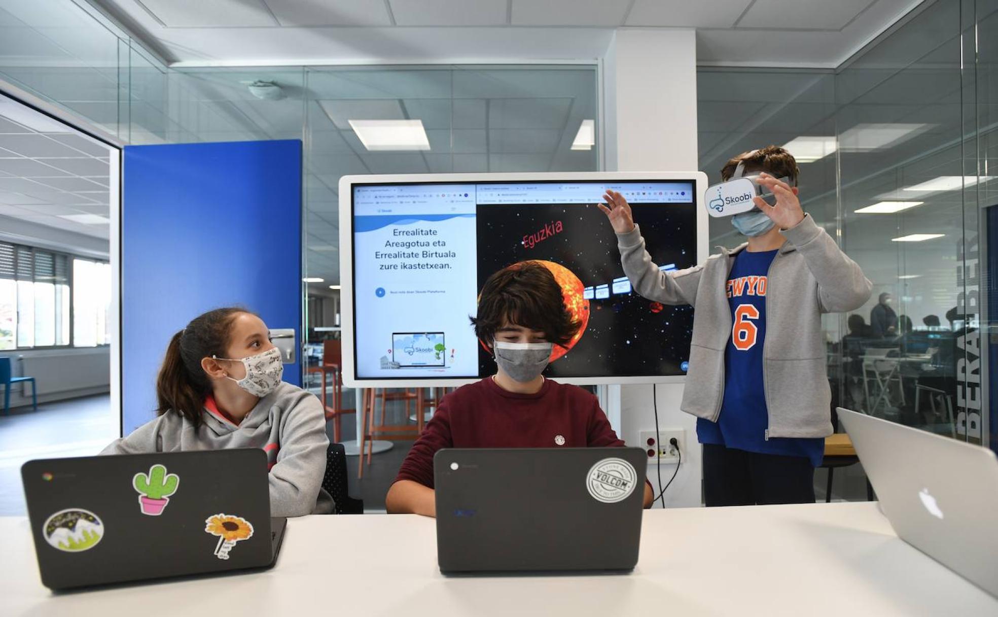 Hodei 'viaja' por el sistema solar junto a Ainhoa y a Ander, sus compañeros de Axular Lizeoa.