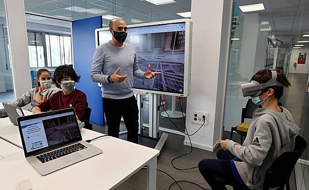 Iker BUrguera, de Educa Reality, con los alumnos de Axular.