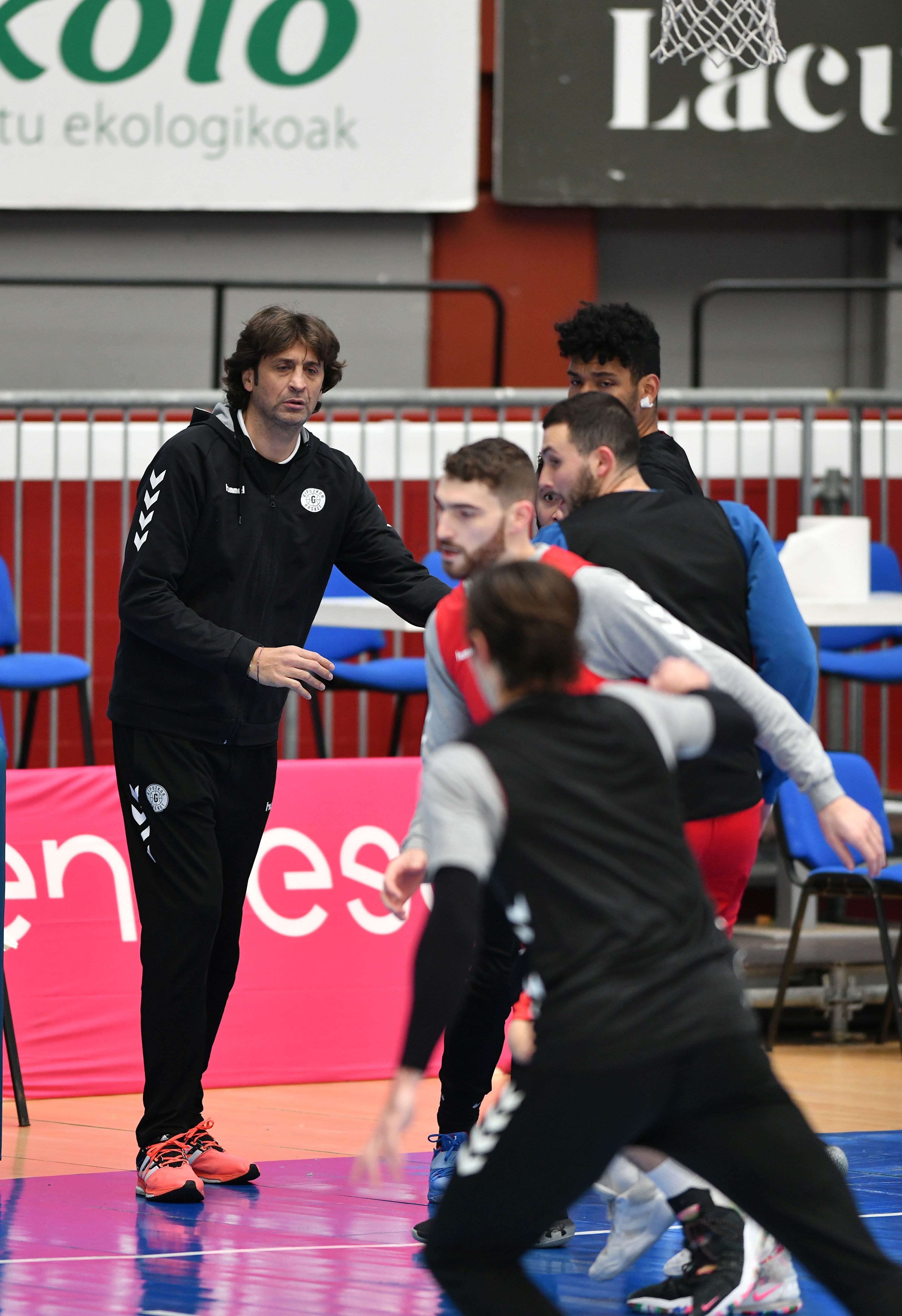 Los jugadores del GBC entrenan en Illunbe.