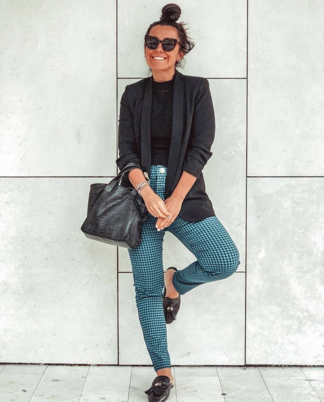 Si todavía no tienes muy claro lo que es tendencia para este otoño-invierno tan irregular, te proponemos 18 looks para afrontar las estaciones más frías y húmedas del año sin perder un ápice de estilo. Toma nota de las propuestas estilísticas de los rostros gipuzcoanos más reconocidos de la red digital, con la mezcla de básicos y prendas 'top' de la campaña como máxima exponente