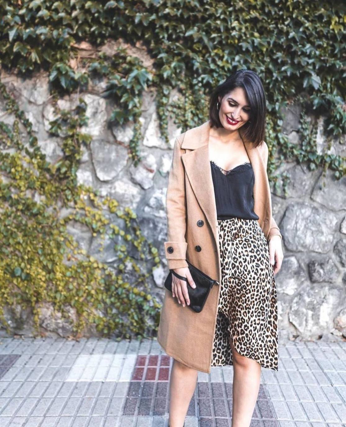 Si todavía no tienes muy claro lo que es tendencia para este otoño-invierno tan irregular, te proponemos 18 looks para afrontar las estaciones más frías y húmedas del año sin perder un ápice de estilo. Toma nota de las propuestas estilísticas de los rostros gipuzcoanos más reconocidos de la red digital, con la mezcla de básicos y prendas 'top' de la campaña como máxima exponente