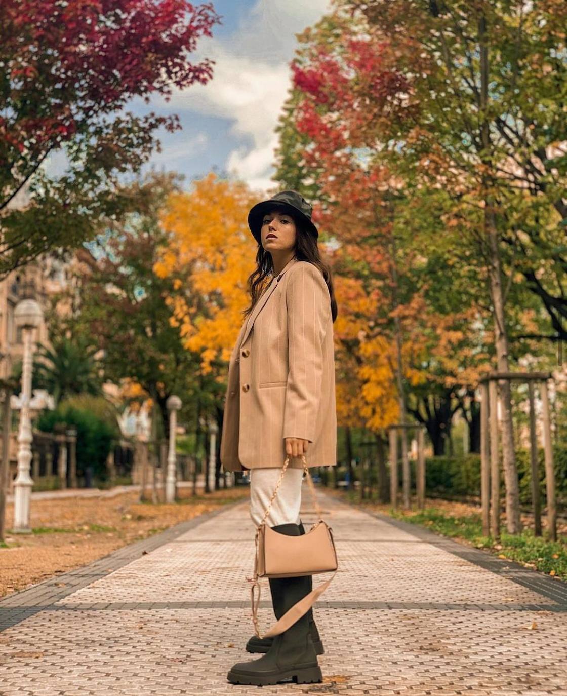 Si todavía no tienes muy claro lo que es tendencia para este otoño-invierno tan irregular, te proponemos 18 looks para afrontar las estaciones más frías y húmedas del año sin perder un ápice de estilo. Toma nota de las propuestas estilísticas de los rostros gipuzcoanos más reconocidos de la red digital, con la mezcla de básicos y prendas 'top' de la campaña como máxima exponente