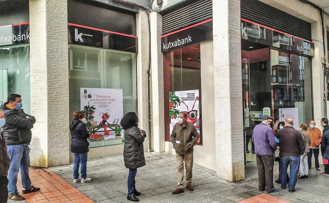 La imposibilidad de operar por internet originó colas ayer en algunas oficinas de Kutxabank. 