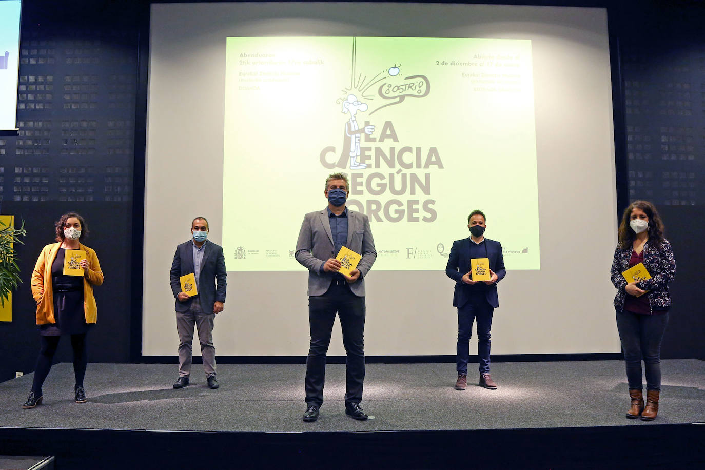 El museo de la ciencia Eureka! de San Sebastián acoge desde este miércoles una exposición de viñetas de Forges relacionadas con las actividades científicas y la tecnología. Se trata de una iniciativa promovida por el Consejo Superior de Investigaciones Científicas (CSIC) con el doble propósito de rendir un homenaje al popular humorista, que falleció en febrero de 2018, y propiciar al mismo tiempo un acercamiento del espectador a la ciencia a través del humor.