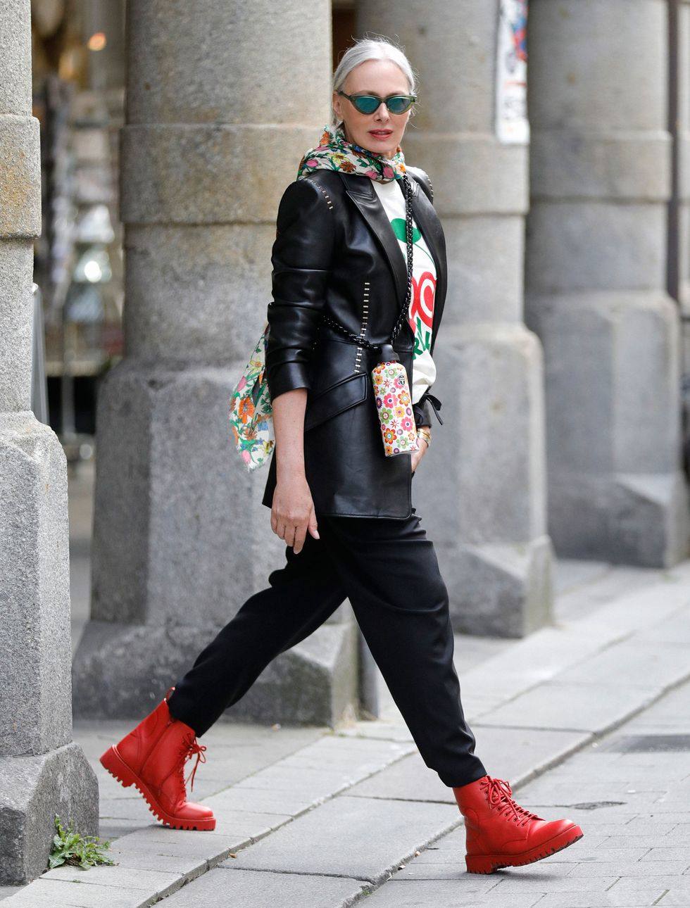 Si hay un complemento por el que no pasan los años ni las modas, ese es el pañuelo. Desde hace algunas temporadas, este complemento se ha hecho «dueño y señor» de los looks más sofisticados, sumándolo al pelo, portándolo atado al bolso o llevándolo a modo de cinturón. Mil y una combinaciones que transforman nuestros estilismos sin grandes sobresaltos. Actualmente, la tendencia nos indica que los pañuelos se pueden llevar sobre los abrigos, a modo de fajín para aportar un toque de color al 'outfit', cruzado sobre el cuerpo o a modo de «chal asimétrico» con la ayuda de un cinturón